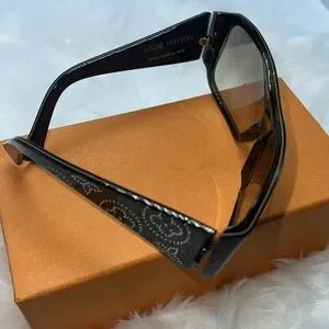 Louis Vuitton | Accessories | Louis Vuitton Monogram Mahina  display picture 3
